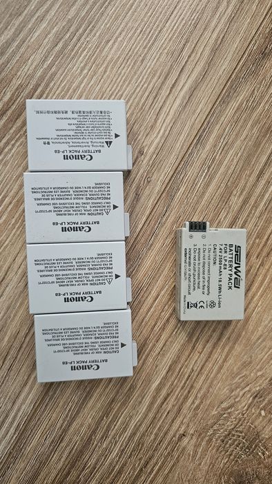 Kit complet DSLR Canon 700D + Grip + 5 baterii gata de fotografiat