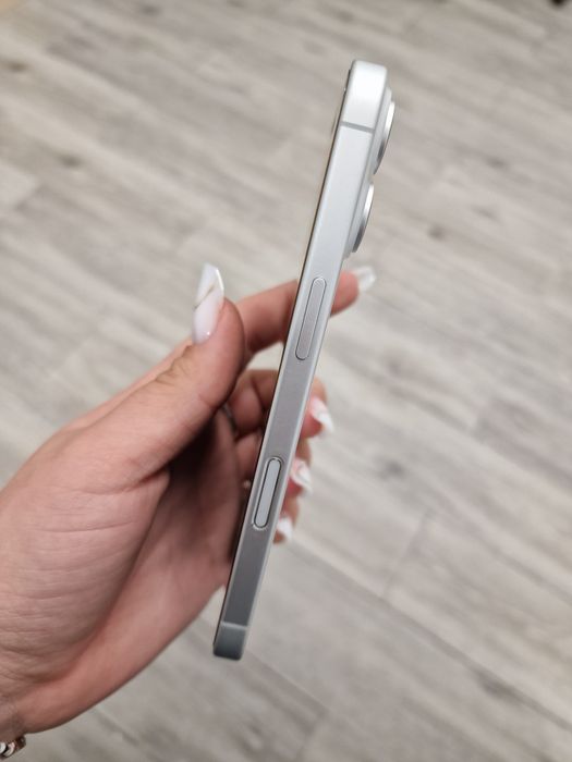 Vând iphone 16 simplu