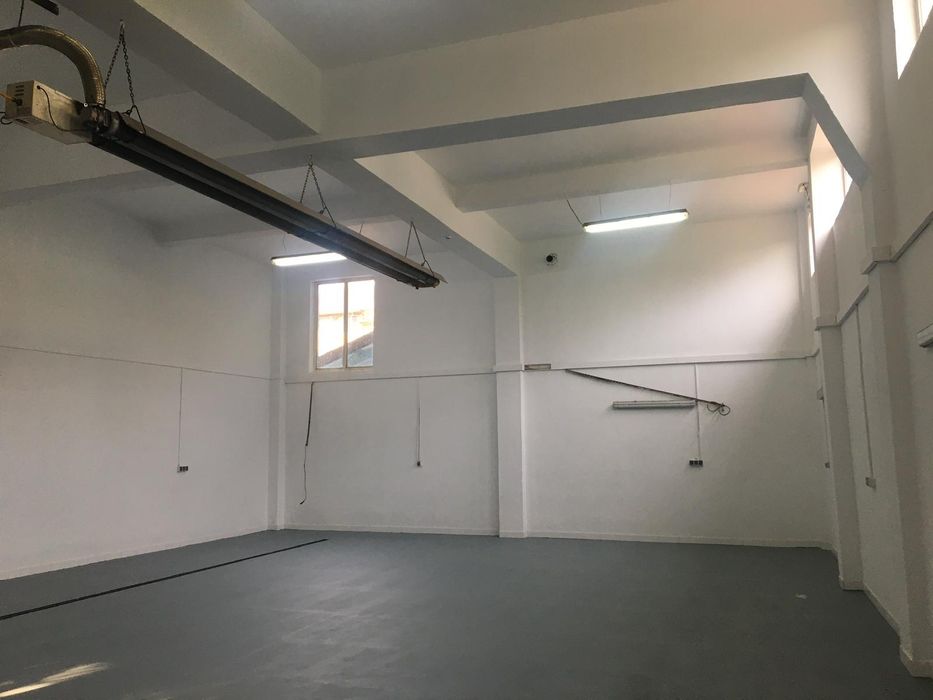 Închiriez sau vând hala plus casă