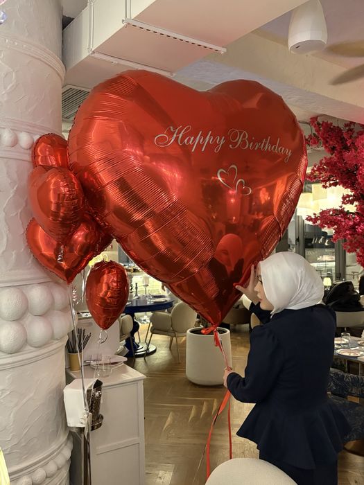 Большой красный шар с надписью “Happy Birthday”