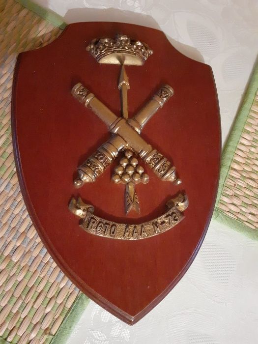 Lot Blazon de bronz masiv si lemn impreuna cu doua sabii