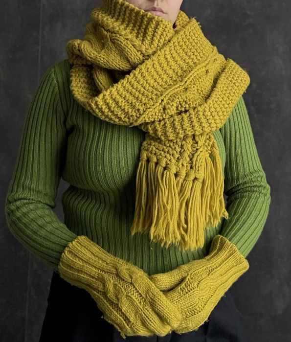 Шарф и перчатки вязаные, горчичного цвета