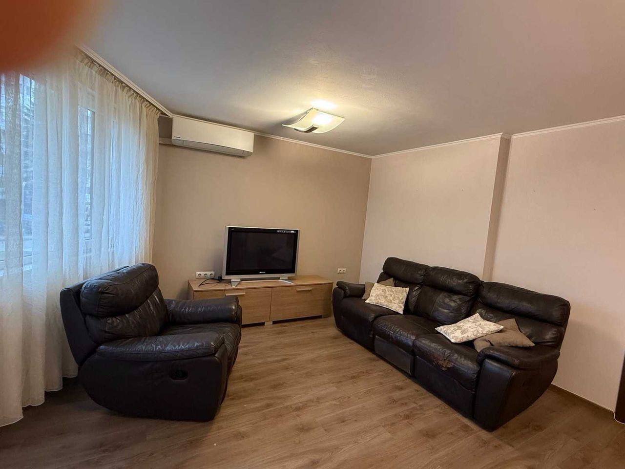 Дава се под наем Тристаен апартамент в Варна, Левски - 80 кв.м за 510 € - Снимка #2