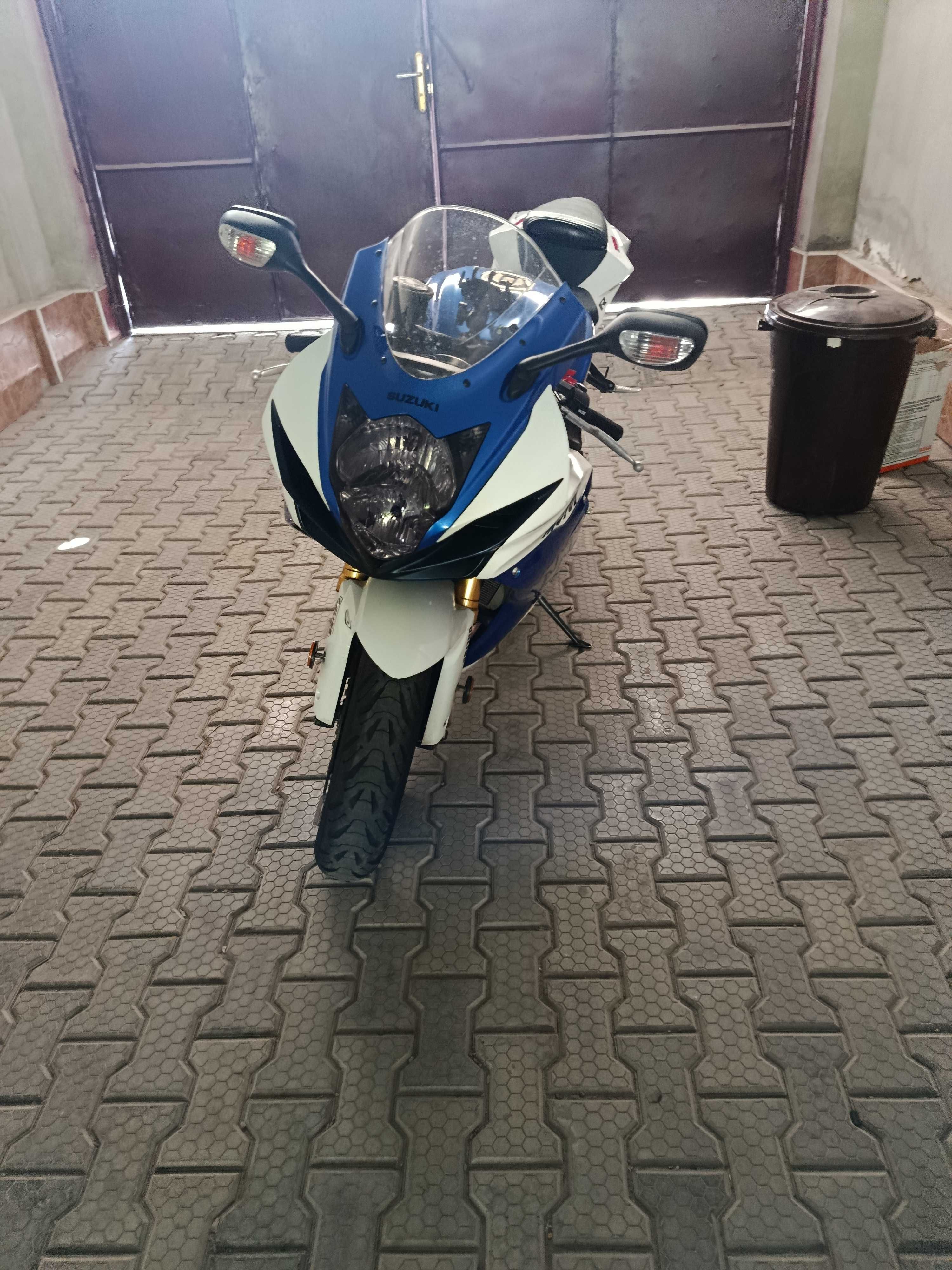Продам мотоцикл Suzuki gsxr 750 L3