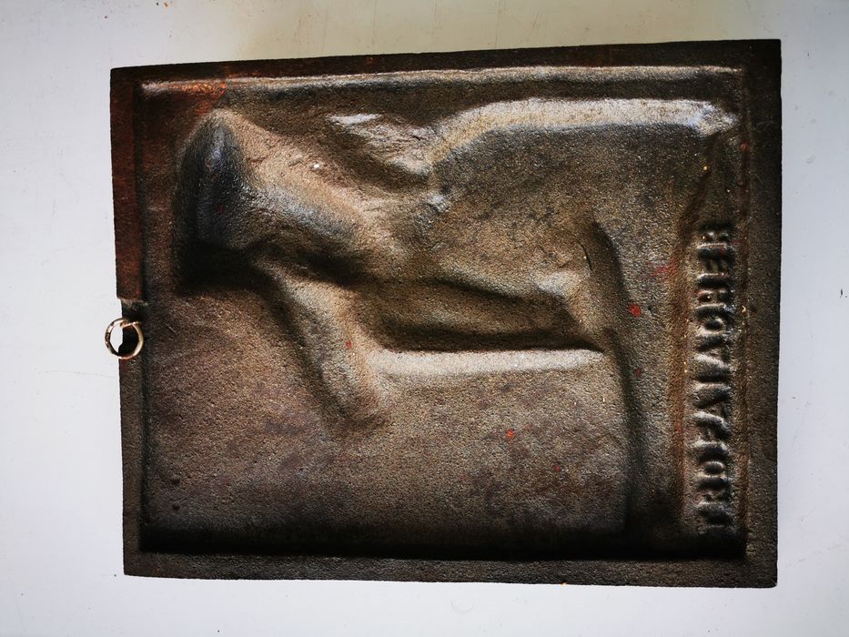 Vand decor metal gravat destul de gros circa 2kg si semnat