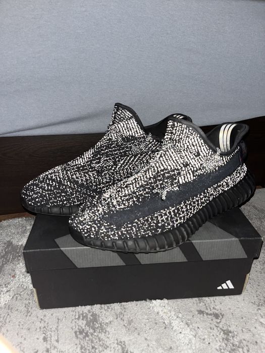 Yeezy 350 v2 triple black