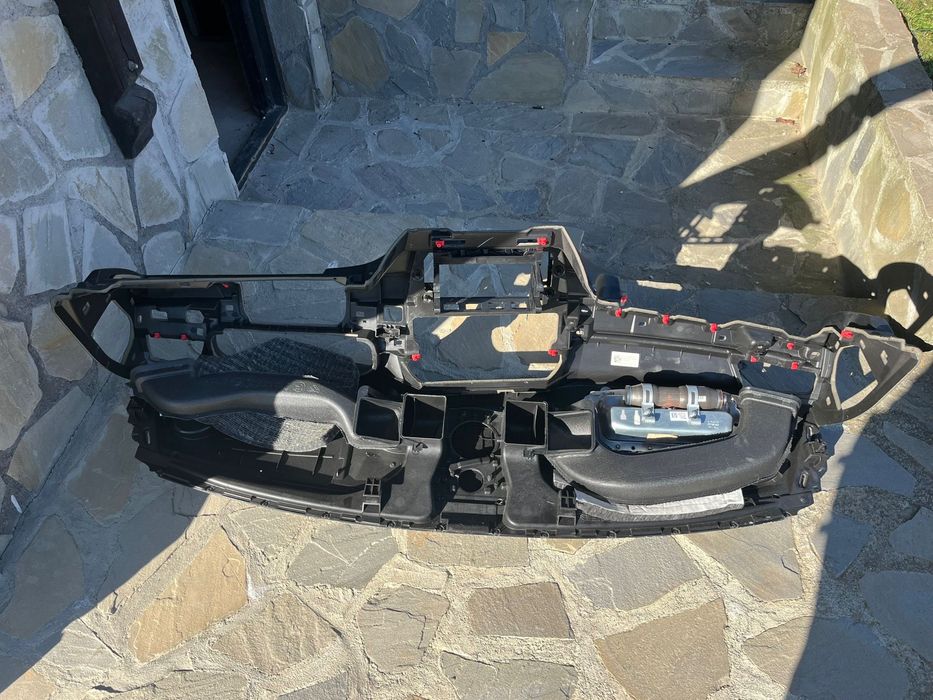 Planșă de bord BMW F10 – cu airbag sărit, necesită coasere