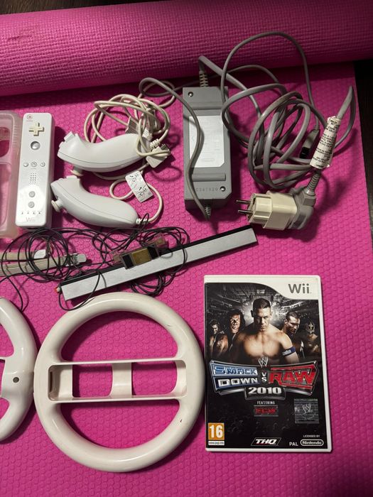 Consola Nintento Wii + 2 telecomenzi + 2 volane + 2 nunchuks si joc ca