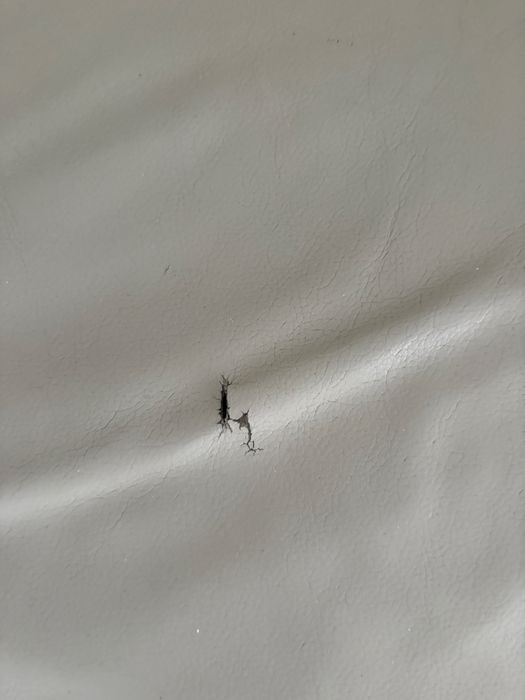 Canapea din piele + 1 fotoliu - Necesita reconditionare