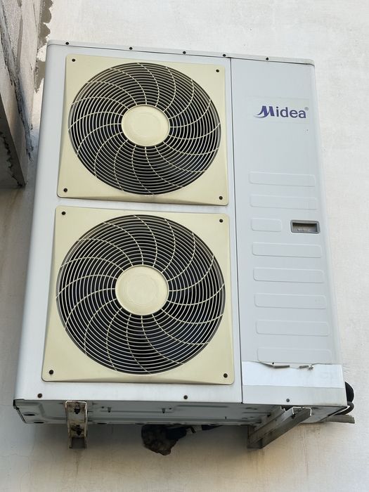 Климатик колона Мидеа