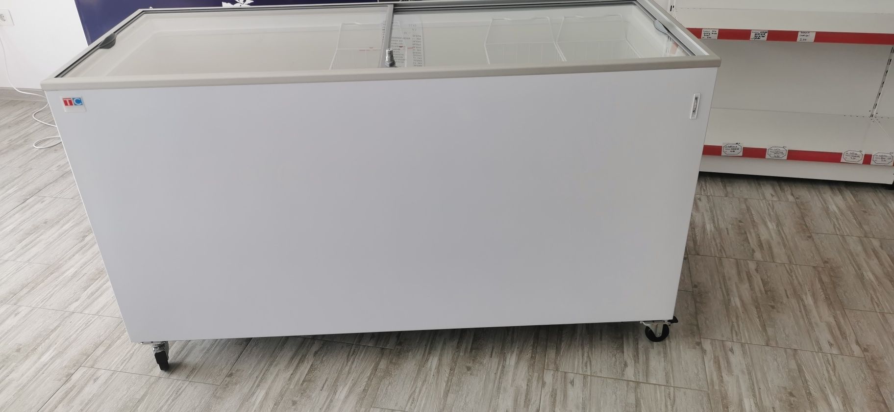 Vând lada frigorifica cu capac de sticla