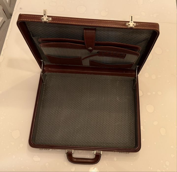 Vand geanta diplomat maro cu cifru