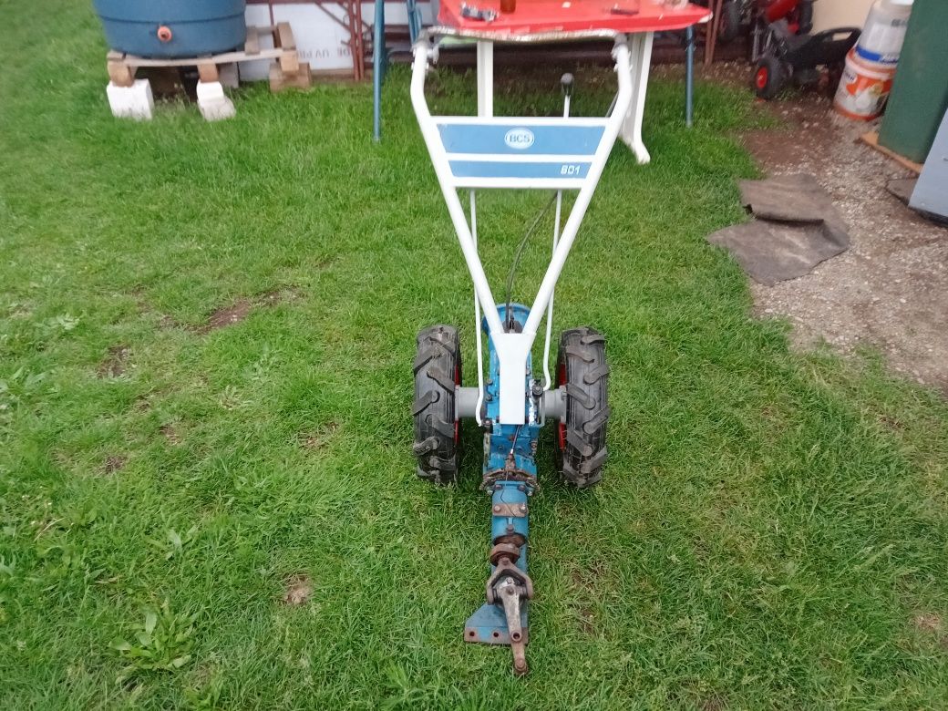 Vind doua motocositori una e funcțională una ai lipsește lama taiere .