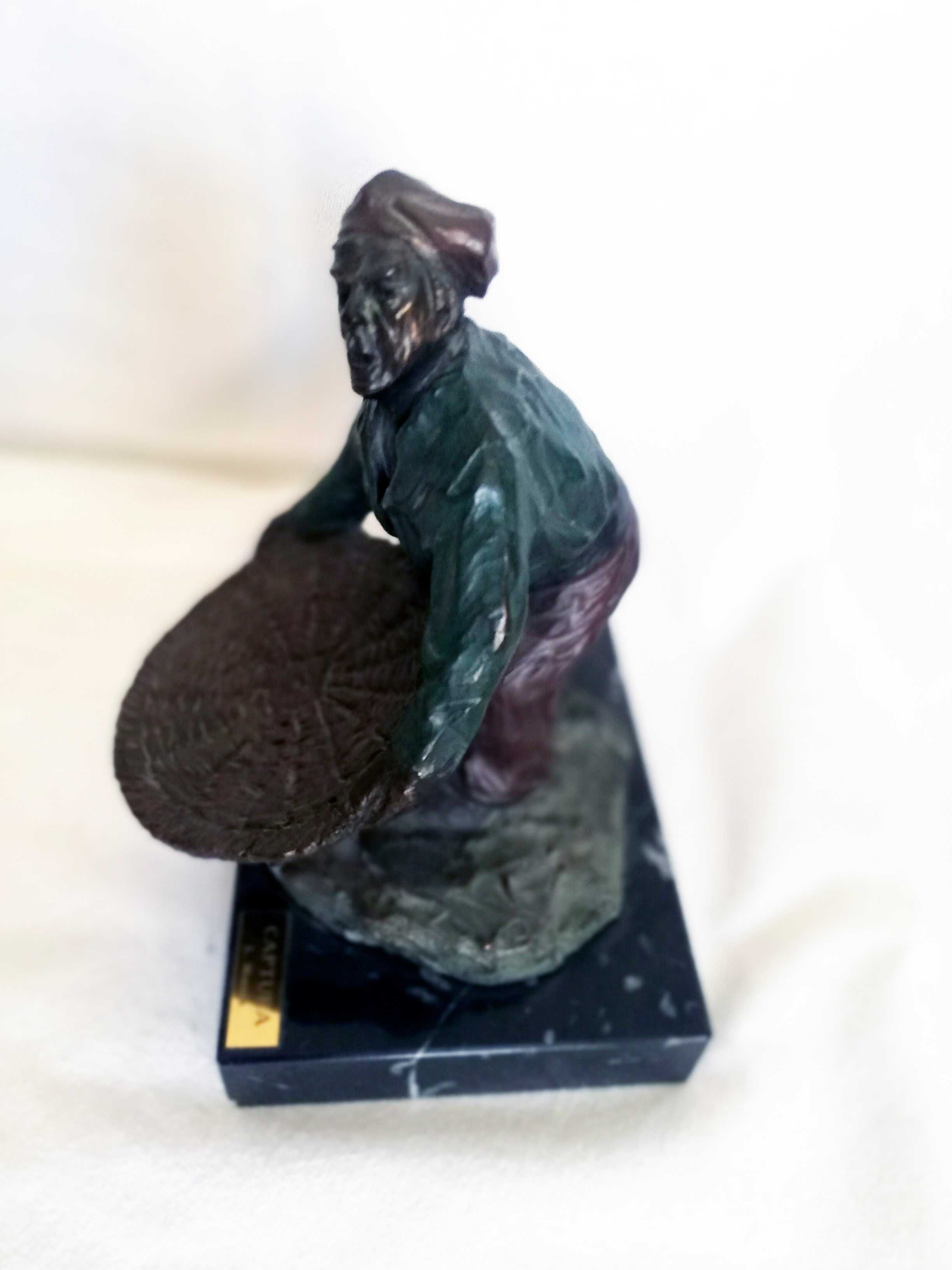 Sculptura bronz - L. Moreno - titlu "Captura" - h-20cm - semnata