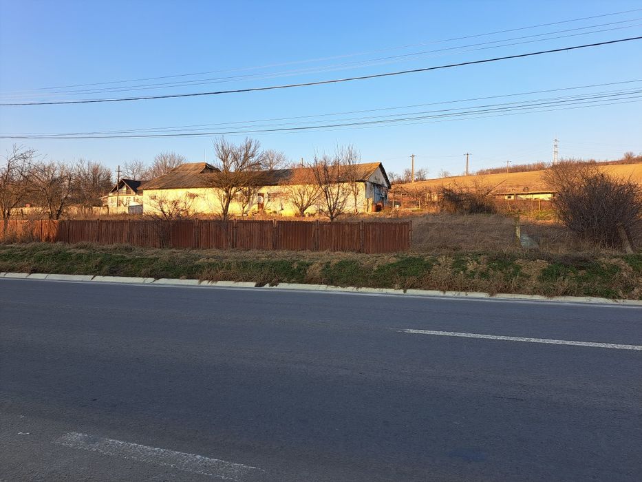 Teren intravilan + clădire, utilitati- curent trifazic, apa si canal