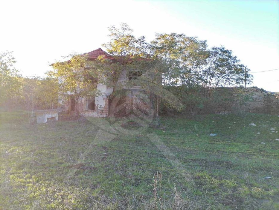 Парцел с двуетажна постройка за ремонт  в село Манастир- 94629