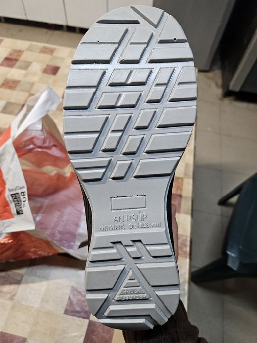 Обувки чисто нови със метал от пред!