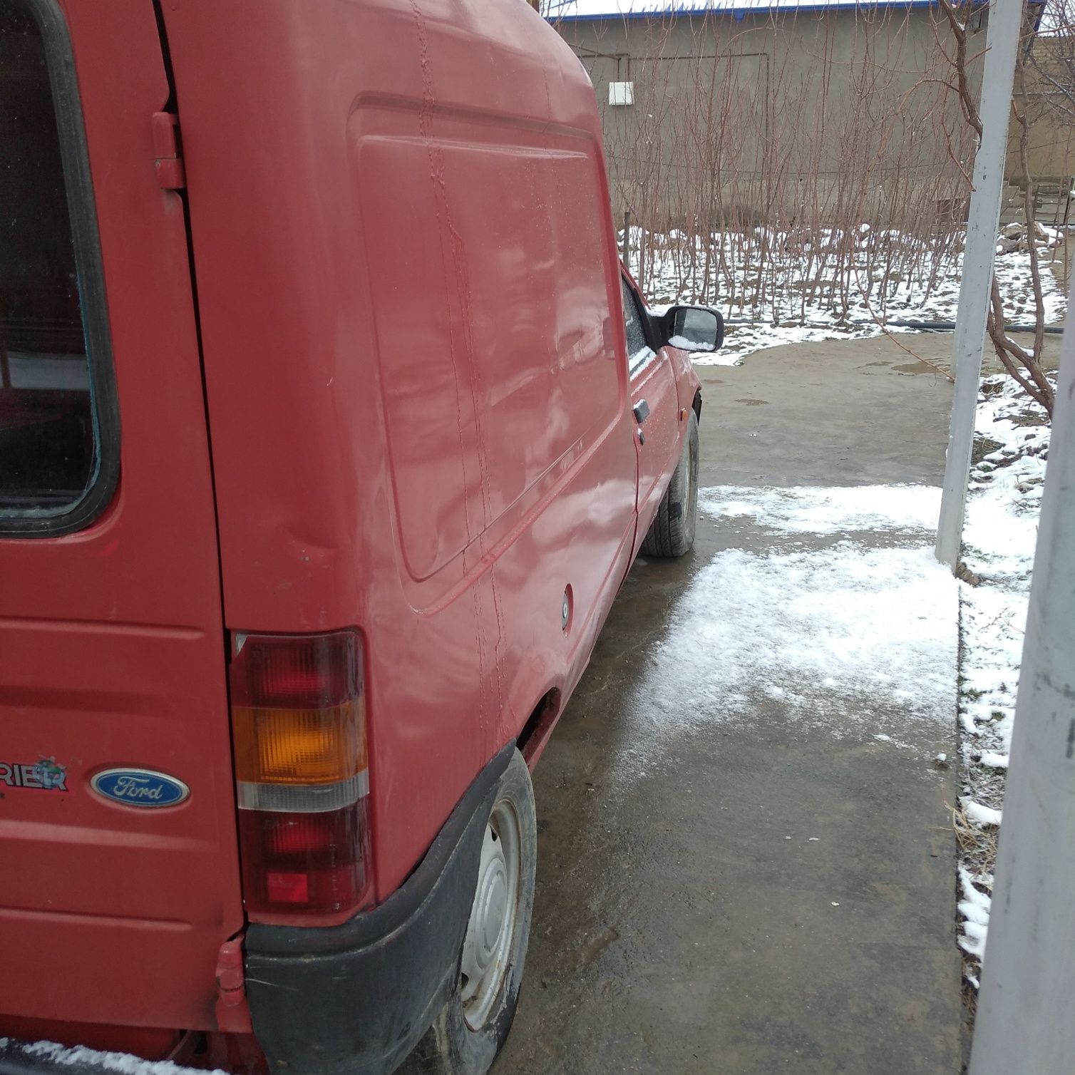 Ford kurer 1993 yil