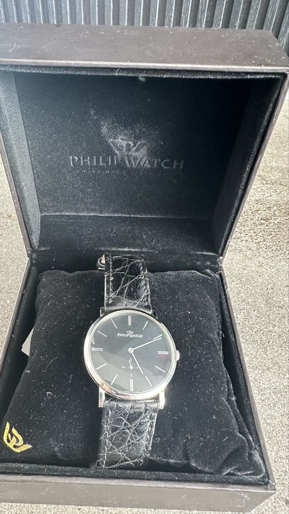 Часовник philip watch
