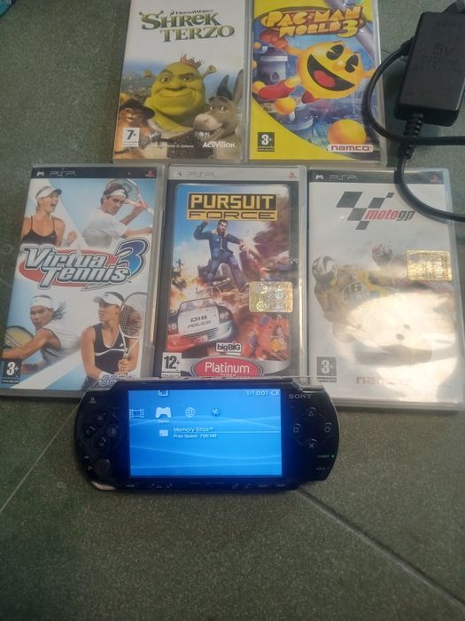 Vând Sony  PSP + jocuri