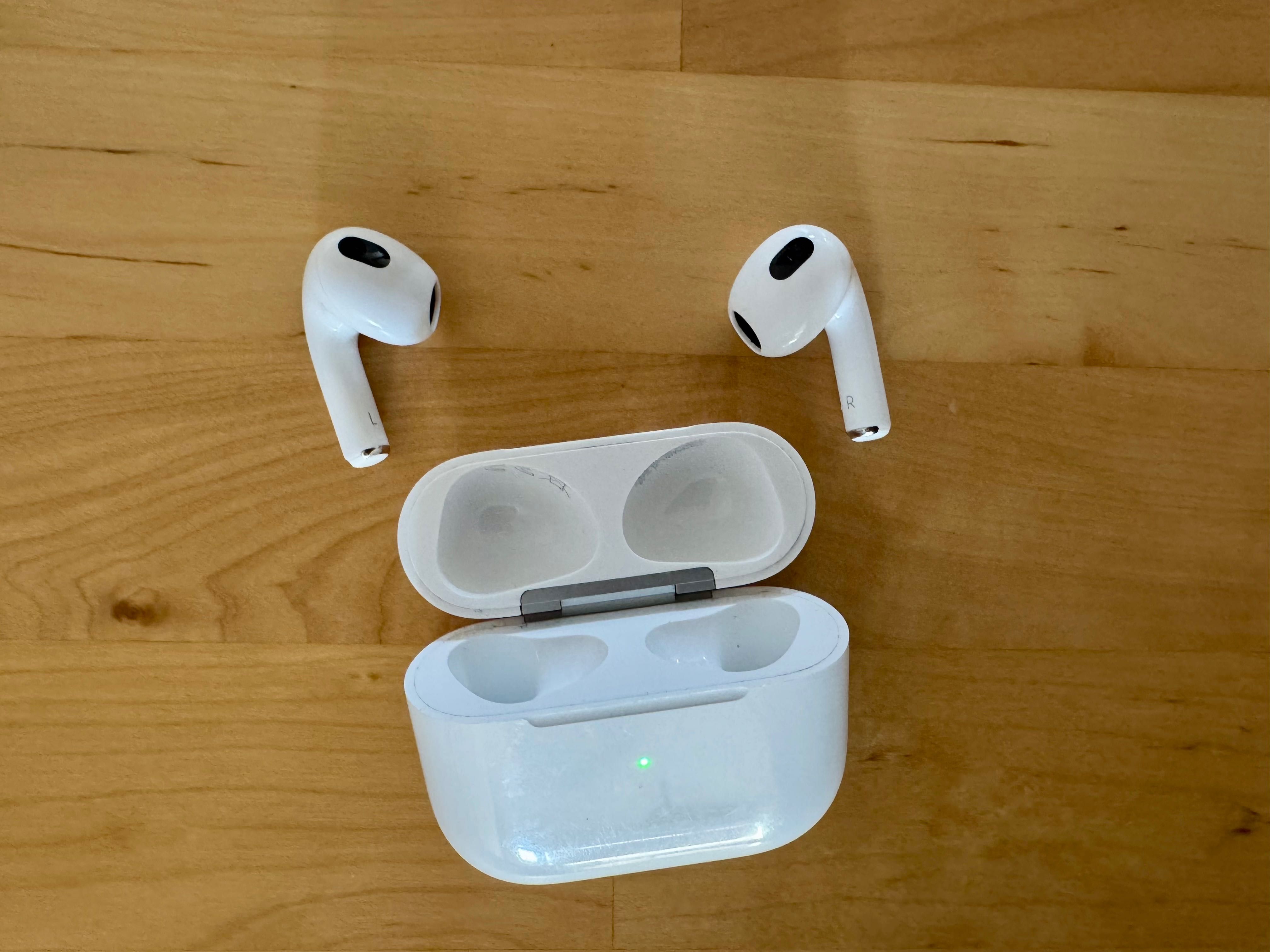 Apple AirPods 3 с MagSafe + нов защитен case