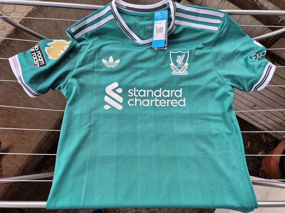 Фланелка на Ливърпул 25/26 ХЛ с името на Райън Гравенберх.