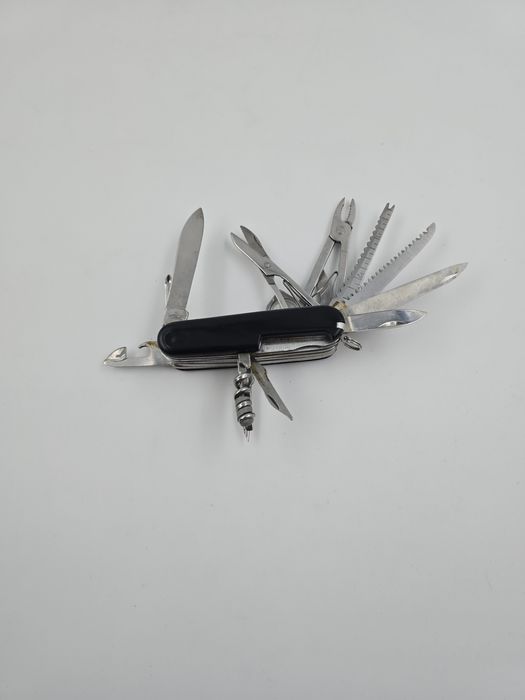 Briceag multifuncțional