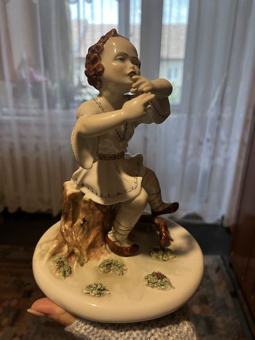 Figurina portelean Apulum, copil cu fluier