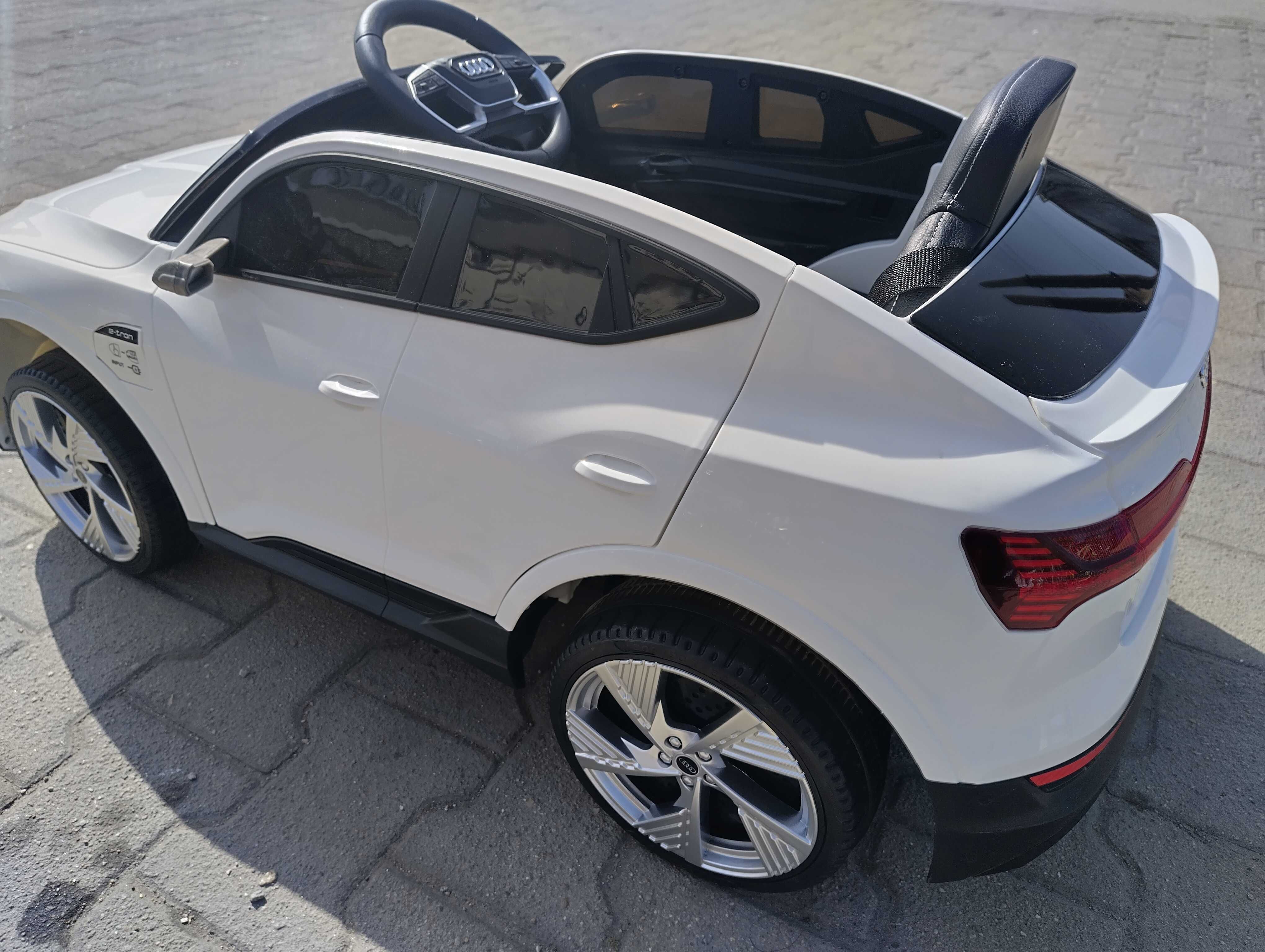AUDI Акумулаторен джип Audi Sportback