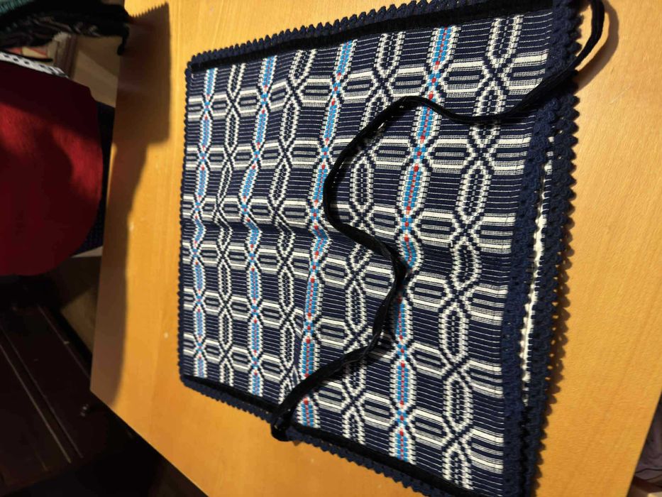 Fete de mese , chindeu  si covoare tesute in razboi