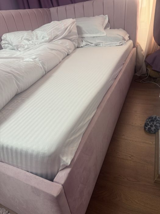 Pat pe colt stanga roz ca nou