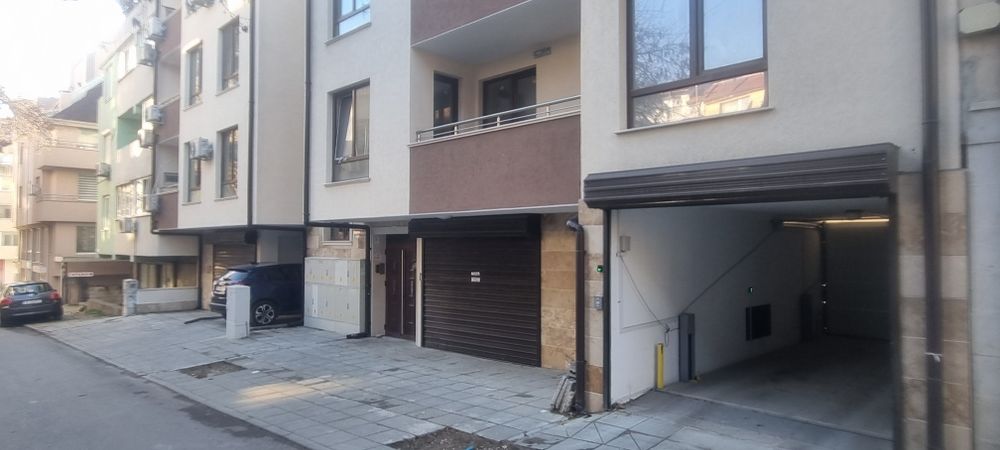 Давам под наем подземно парко място