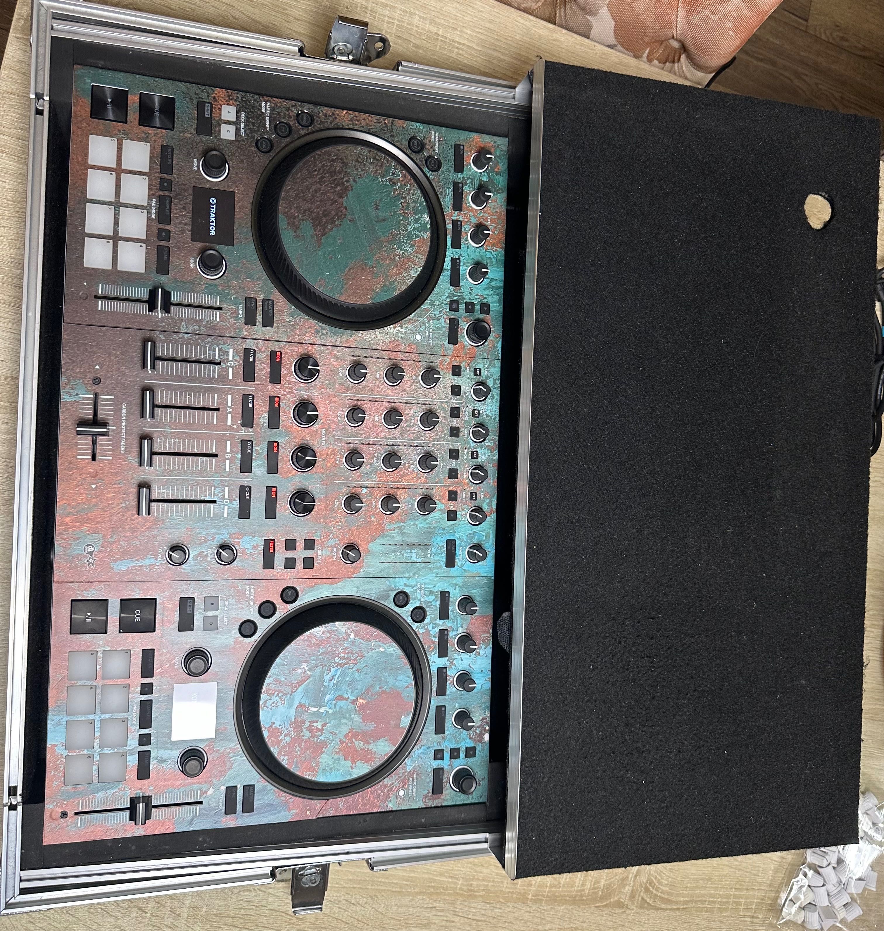 DJ Controller TRAKTOR S4 MK3