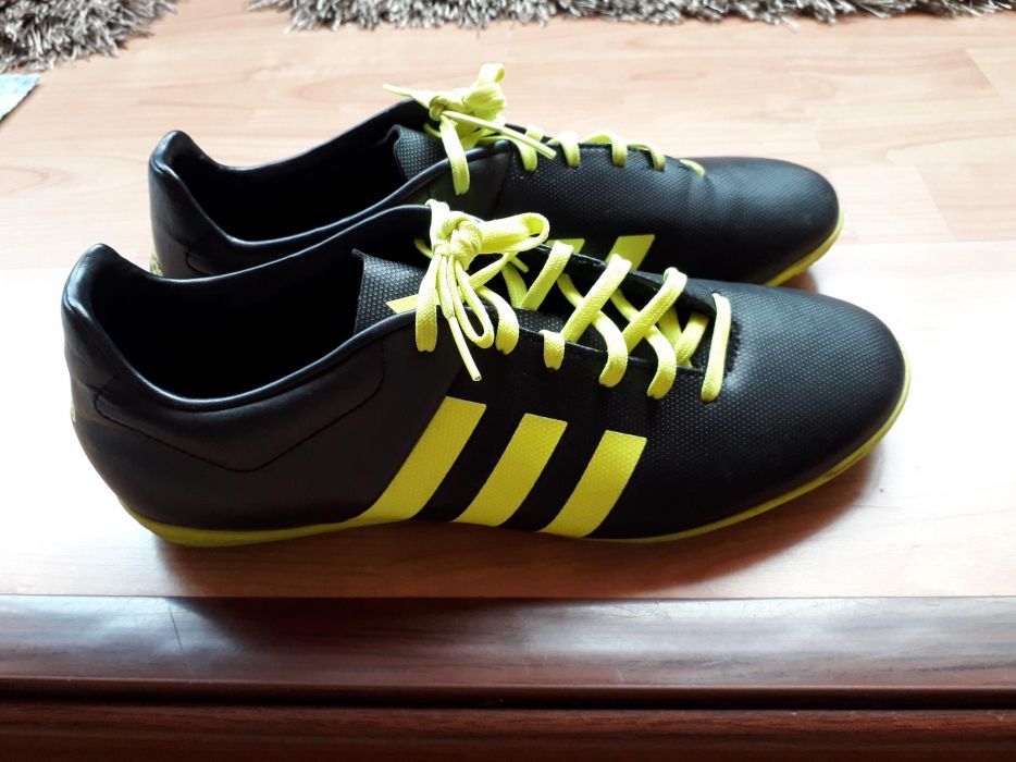 Adidași marca Adidas