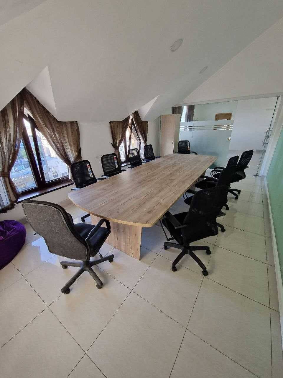 Majlis zalar uchun stol pergavorniy
