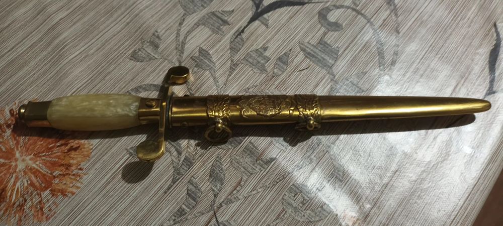 Arta se vinde cutit vechi