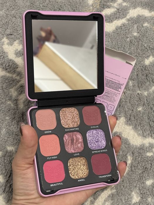 Cosmetice noi ( palete de machiaj )