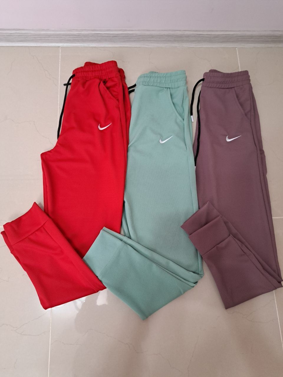 Set pantaloni damă, bumbac. 
Emblema cusută.
Marimi:S,M, L, Xl, Xxl.