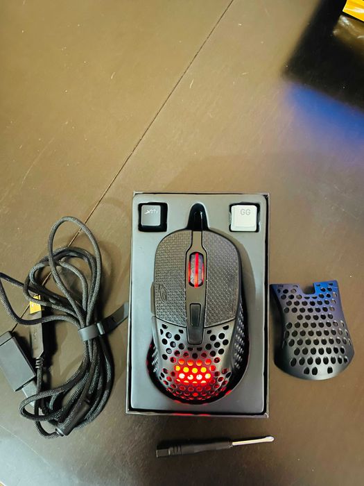 Mouse gaming Xtrfy M4 Wireless – modificat cu Lizard Skins DSP