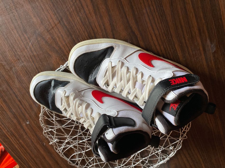 Două perechi de Nike uri la preț de una