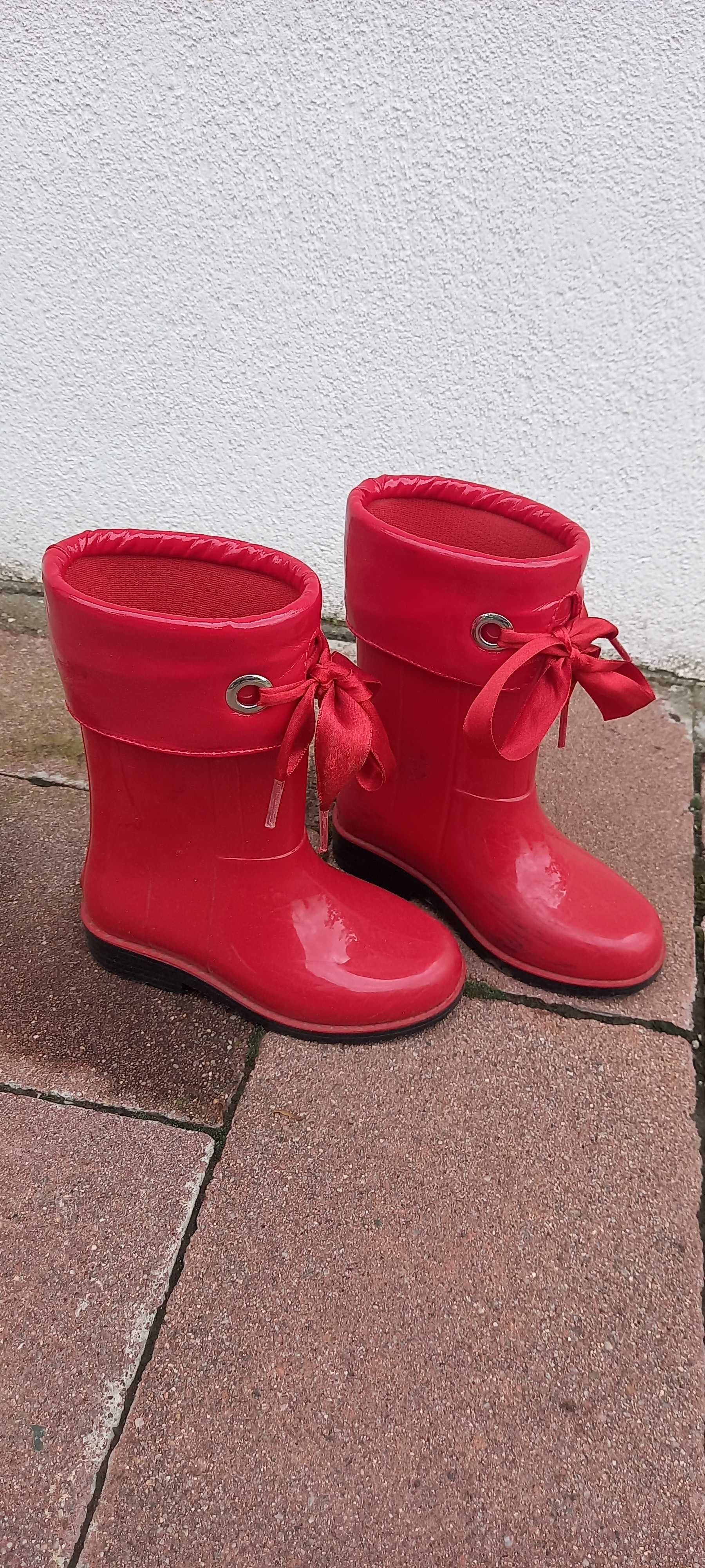 Червени ботушки за дъжд