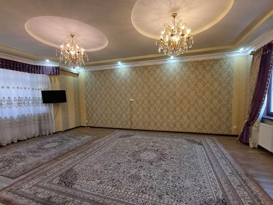 Продаю евро-дом
Бадамзар
6 соток
8 комнат. 
700 м2