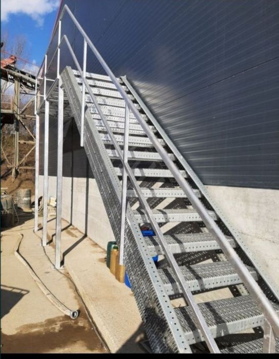 Vând scarii metalice zincate exterioare și pentru incendii , platforme