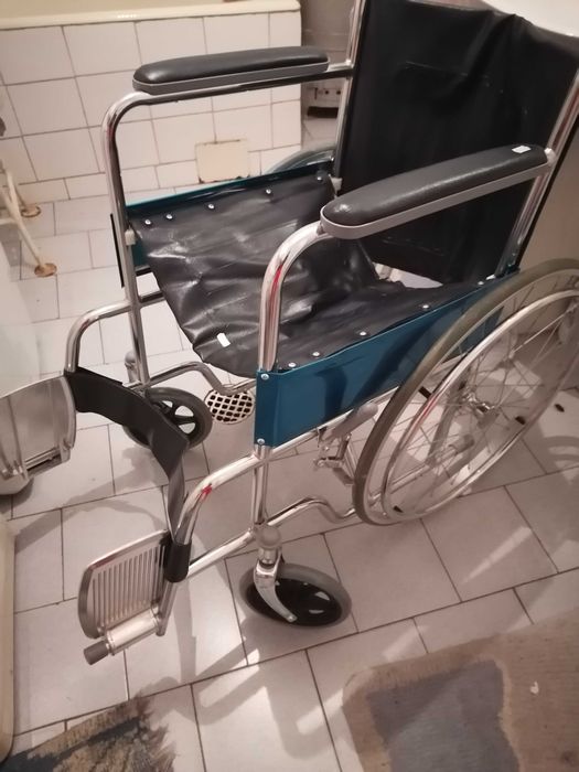 Scaun cu rotile si cadru de mers pliabil noi