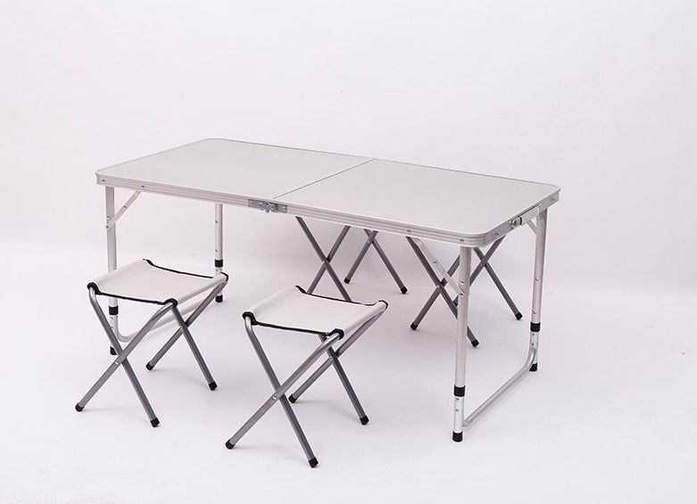 Сгъваема маса в комплект с четири стола с алуминиева конструкция