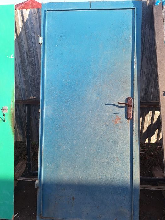 Продам входную железную дверь