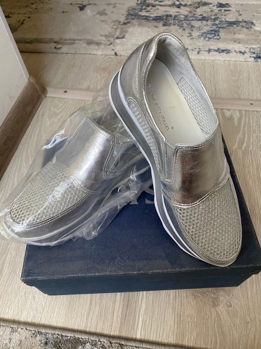 Женские кроссовки новые