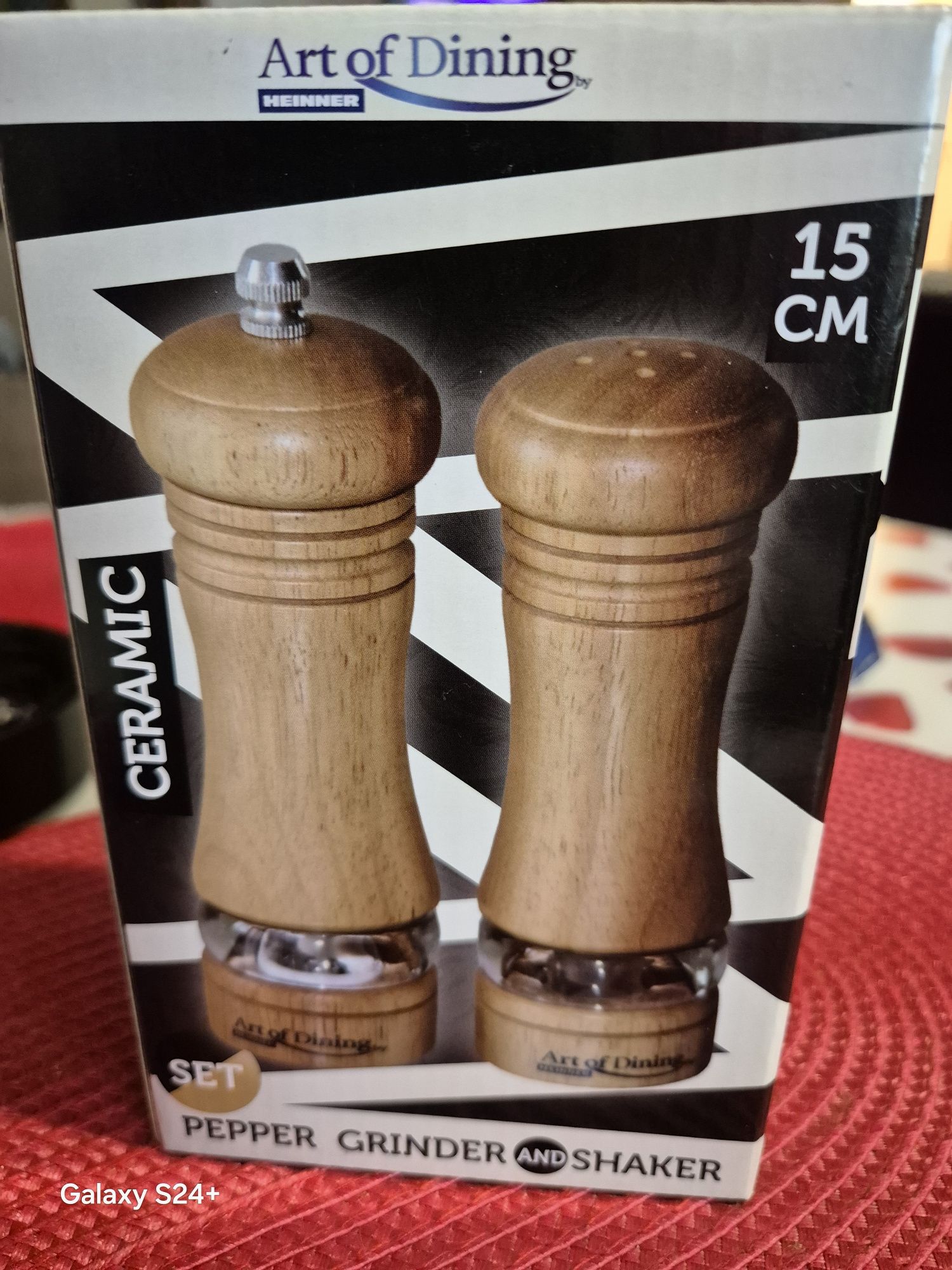 Set sare-piper nou , din lemn+ ceramică .