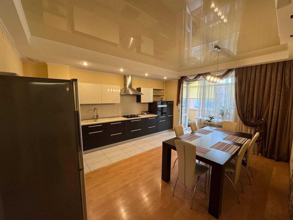 продам 3 х комнатную квартиру в центре