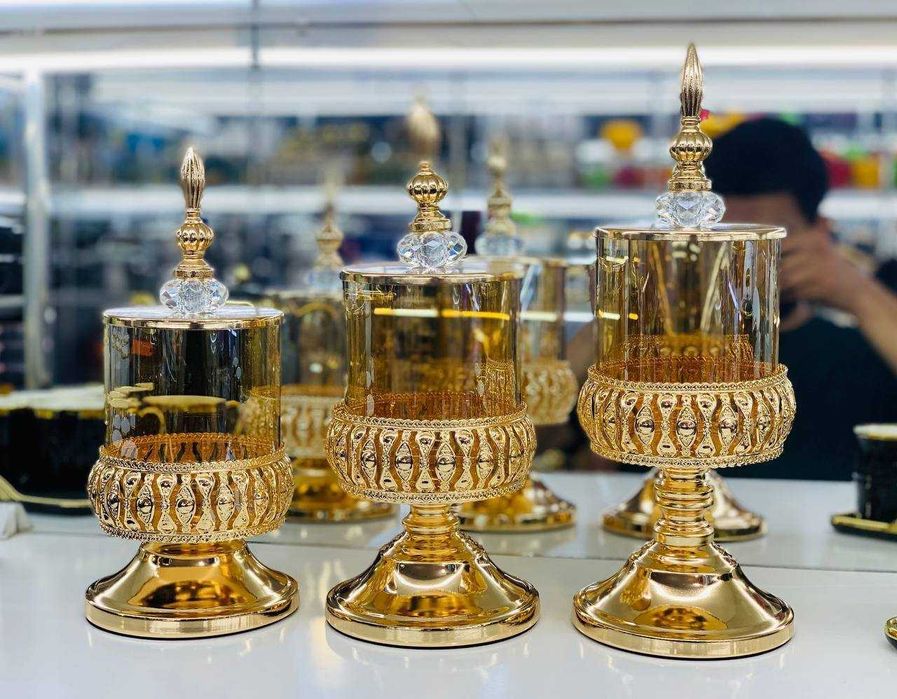 Конфетница из трех предметов украсит ваш стол.